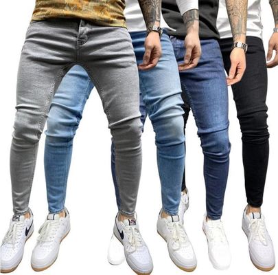 Kleine Jeans für Männer mit Dekorationstaschen