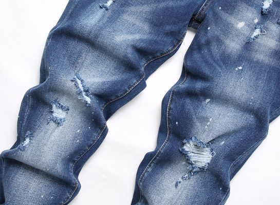 Kleine Jeans für Männer mit digitalen Aufklebern