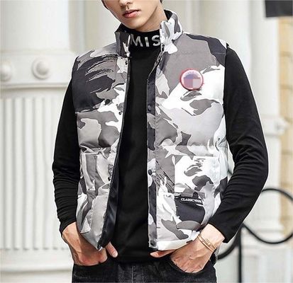 Aufgedruckte weiße Entenhülse Bodywarmer Regelmäßige Länge Outdoor-Taktische Weste für Männer